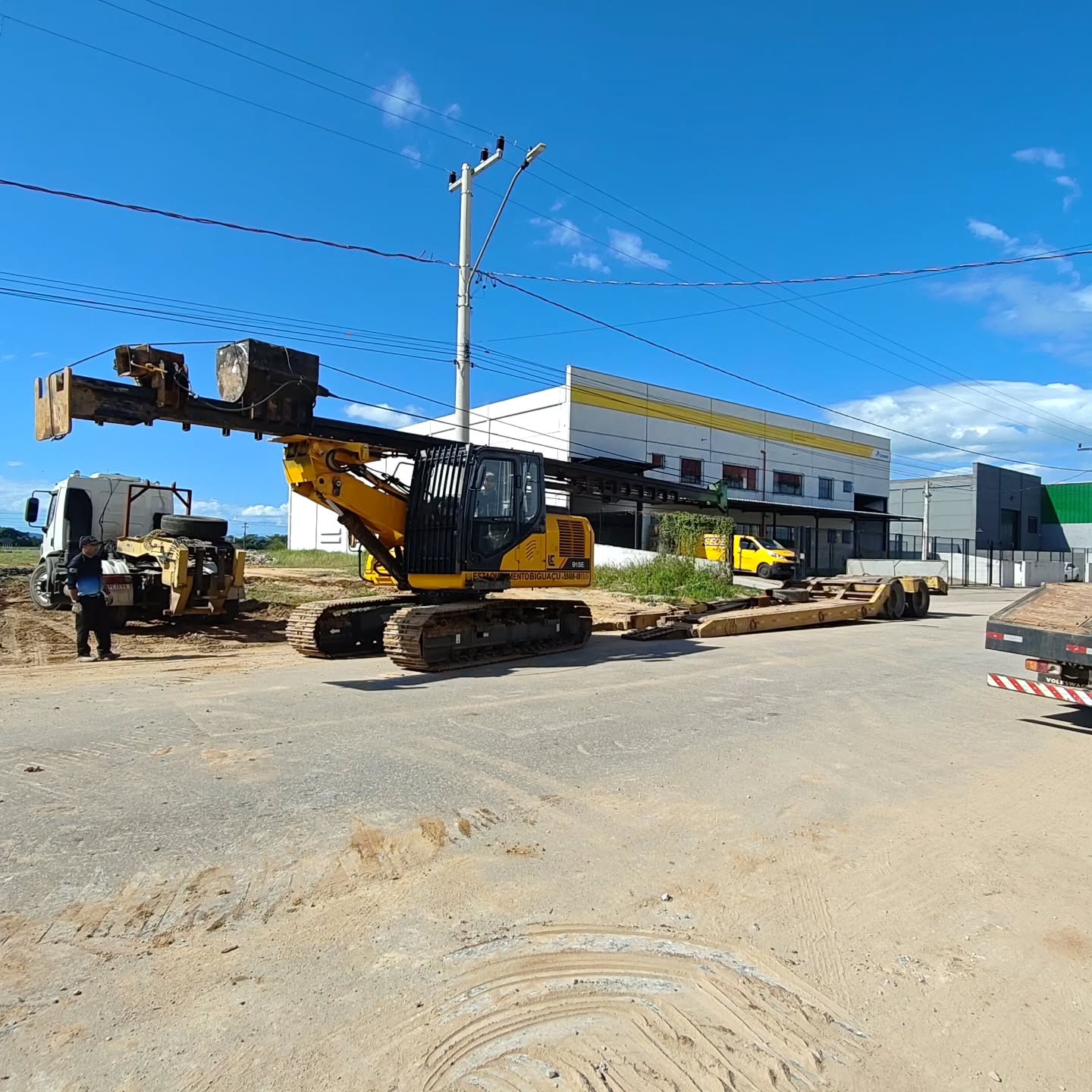 Obra de estaqueamento e fundações em Santa Catarina - Equipamentos de cravação de estacas em ação
